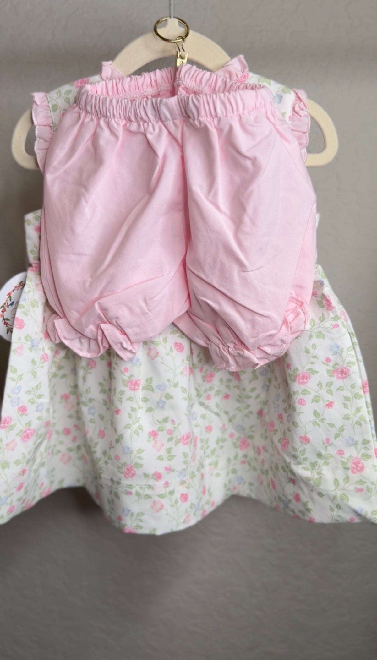 Pink ruffle trim floral bloomer set for baby